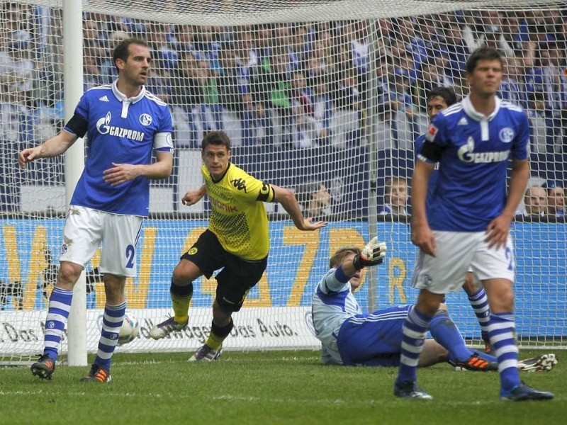 Borussia Dortmund hat in einer hart umkämpften Partie den FC Schalke 04 mit 2:1 besiegt. Sebastian Kehl erzielte den entscheidenden Treffer.