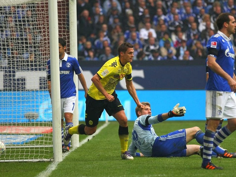 Borussia Dortmund hat in einer hart umkämpften Partie den FC Schalke 04 mit 2:1 besiegt. Sebastian Kehl erzielte den entscheidenden Treffer.