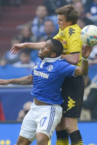 Borussia Dortmund hat in einer hart umkämpften Partie den FC Schalke 04 mit 2:1 besiegt. Sebastian Kehl erzielte den entscheidenden Treffer.