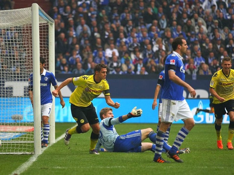 Borussia Dortmund hat in einer hart umkämpften Partie den FC Schalke 04 mit 2:1 besiegt. Sebastian Kehl erzielte den entscheidenden Treffer.