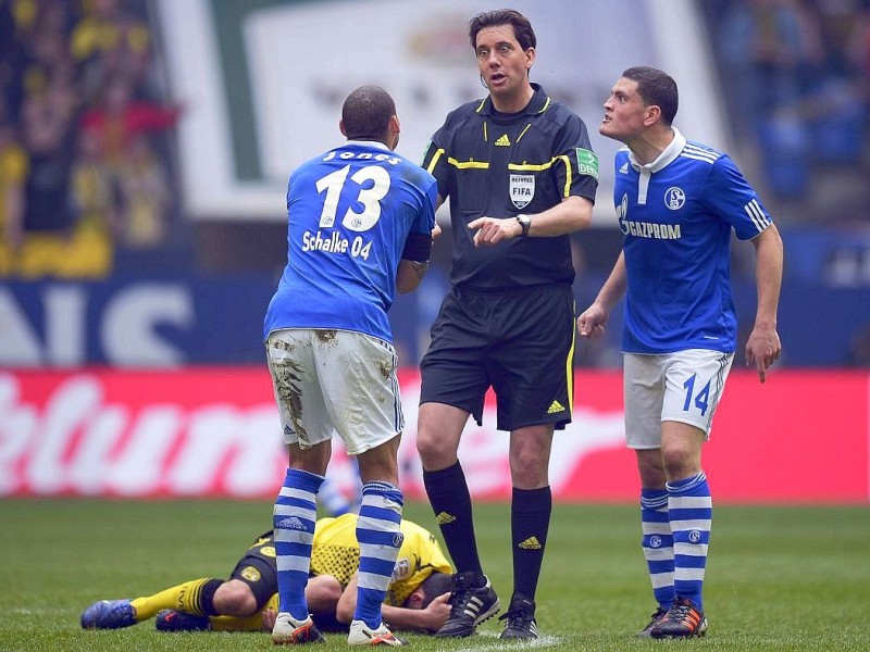 Borussia Dortmund hat in einer hart umkämpften Partie den FC Schalke 04 mit 2:1 besiegt. Sebastian Kehl erzielte den entscheidenden Treffer.