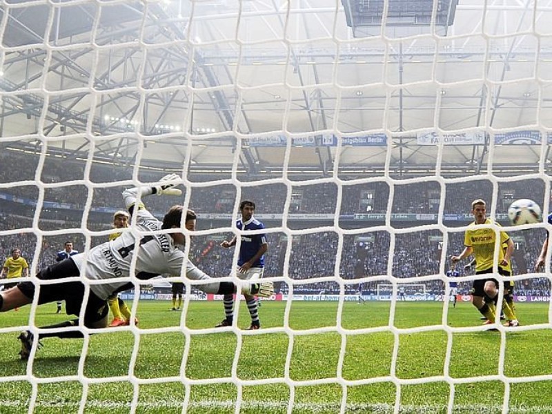 Borussia Dortmund hat in einer hart umkämpften Partie den FC Schalke 04 mit 2:1 besiegt. Sebastian Kehl erzielte den entscheidenden Treffer.