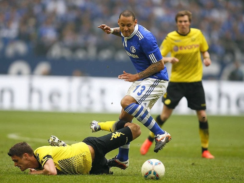 Borussia Dortmund hat in einer hart umkämpften Partie den FC Schalke 04 mit 2:1 besiegt. Sebastian Kehl erzielte den entscheidenden Treffer.