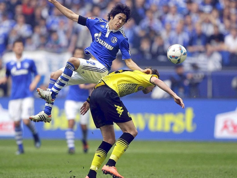 Borussia Dortmund hat in einer hart umkämpften Partie den FC Schalke 04 mit 2:1 besiegt. Sebastian Kehl erzielte den entscheidenden Treffer.