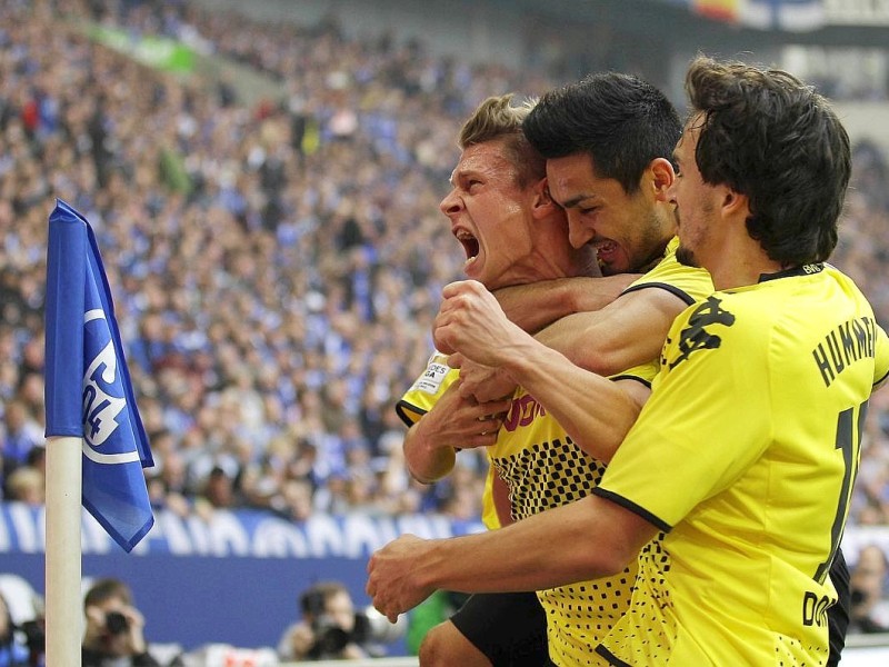 Borussia Dortmund hat in einer hart umkämpften Partie den FC Schalke 04 mit 2:1 besiegt. Sebastian Kehl erzielte den entscheidenden Treffer.