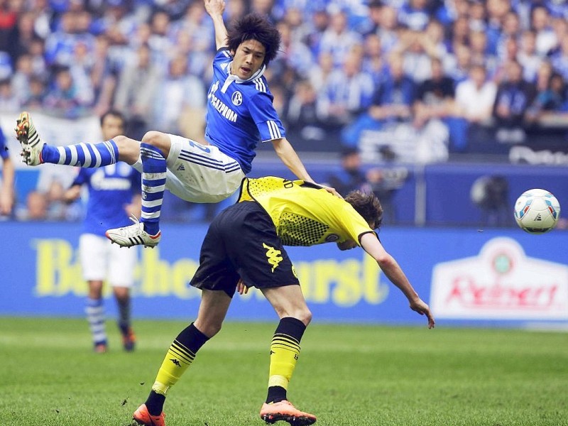 Borussia Dortmund hat in einer hart umkämpften Partie den FC Schalke 04 mit 2:1 besiegt. Sebastian Kehl erzielte den entscheidenden Treffer.