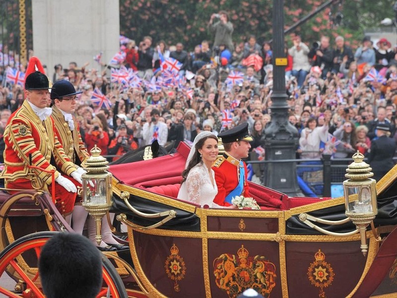 Vorbei an den jubelnden Massen fuhr das Paar nach der kirchlichen Trauung in einem Landau zum Buckingham-Palast. Der Hochzeit folgte der Honeymoon auf den Seychellen, weit abgeschirmt von der Öffentlichkeit.