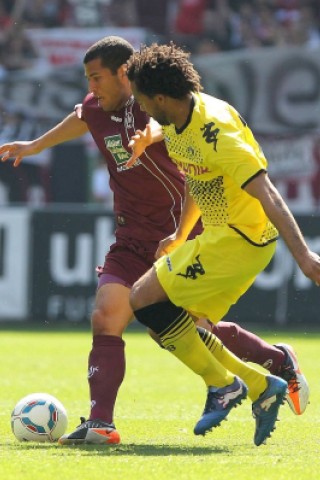 Meister gegen sicheren Absteiger: Beim 5:2-Erfolg von Borussia Dortmund ging der 1. FC Kaiserslautern nach Eigentor von Felipe Santana zunächst in Führung. Danach schlug Lucas Barrios gleich doppelt für den BVB zu und drehte damit das Spiel. Der Paraguayer markierte auch noch das 4:2. Außerdem trafen Mario Götze und Ivan Perisic. De Wit erzielte noch das zweite Tor für die roten Teufel.