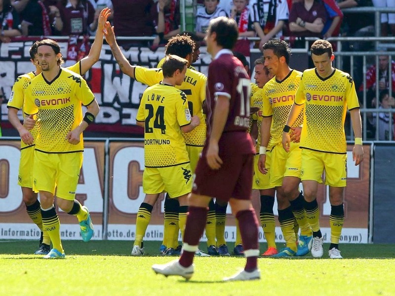 Meister gegen sicheren Absteiger: Beim 5:2-Erfolg von Borussia Dortmund ging der 1. FC Kaiserslautern nach Eigentor von Felipe Santana zunächst in Führung. Danach schlug Lucas Barrios gleich doppelt für den BVB zu und drehte damit das Spiel. Der Paraguayer markierte auch noch das 4:2. Außerdem trafen Mario Götze und Ivan Perisic. De Wit erzielte noch das zweite Tor für die roten Teufel.