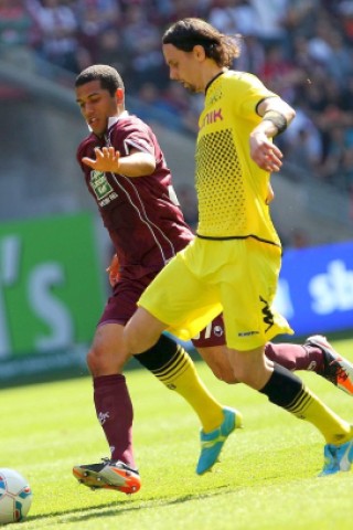 Meister gegen sicheren Absteiger: Beim 5:2-Erfolg von Borussia Dortmund ging der 1. FC Kaiserslautern nach Eigentor von Felipe Santana zunächst in Führung. Danach schlug Lucas Barrios gleich doppelt für den BVB zu und drehte damit das Spiel. Der Paraguayer markierte auch noch das 4:2. Außerdem trafen Mario Götze und Ivan Perisic. De Wit erzielte noch das zweite Tor für die roten Teufel.