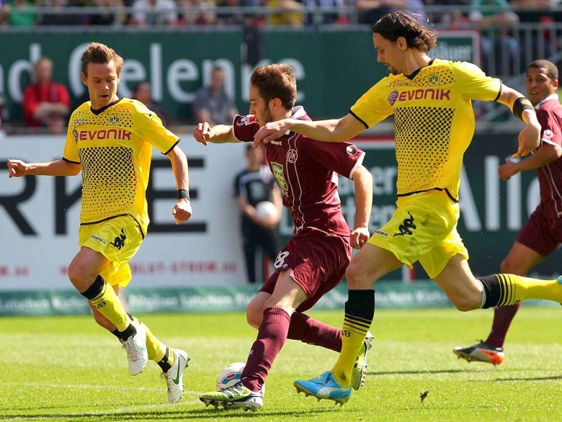 Meister gegen sicheren Absteiger: Beim 5:2-Erfolg von Borussia Dortmund ging der 1. FC Kaiserslautern nach Eigentor von Felipe Santana zunächst in Führung. Danach schlug Lucas Barrios gleich doppelt für den BVB zu und drehte damit das Spiel. Der Paraguayer markierte auch noch das 4:2. Außerdem trafen Mario Götze und Ivan Perisic. De Wit erzielte noch das zweite Tor für die roten Teufel.