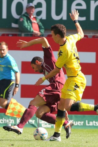 Meister gegen sicheren Absteiger: Beim 5:2-Erfolg von Borussia Dortmund ging der 1. FC Kaiserslautern nach Eigentor von Felipe Santana zunächst in Führung. Danach schlug Lucas Barrios gleich doppelt für den BVB zu und drehte damit das Spiel. Der Paraguayer markierte auch noch das 4:2. Außerdem trafen Mario Götze und Ivan Perisic. De Wit erzielte noch das zweite Tor für die roten Teufel.