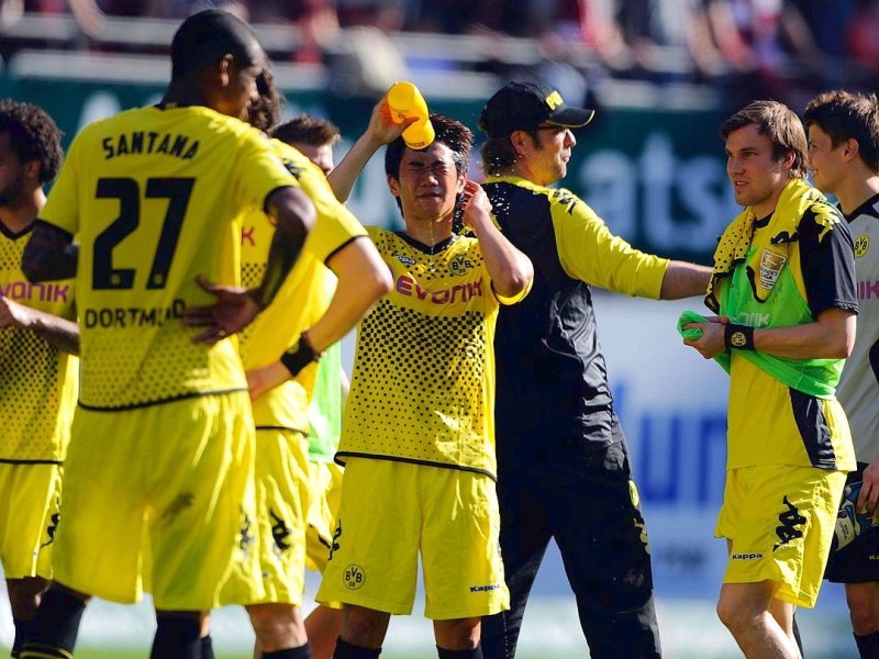 Meister gegen sicheren Absteiger: Beim 5:2-Erfolg von Borussia Dortmund ging der 1. FC Kaiserslautern nach Eigentor von Felipe Santana zunächst in Führung. Danach schlug Lucas Barrios gleich doppelt für den BVB zu und drehte damit das Spiel. Der Paraguayer markierte auch noch das 4:2. Außerdem trafen Mario Götze und Ivan Perisic. De Wit erzielte noch das zweite Tor für die roten Teufel.