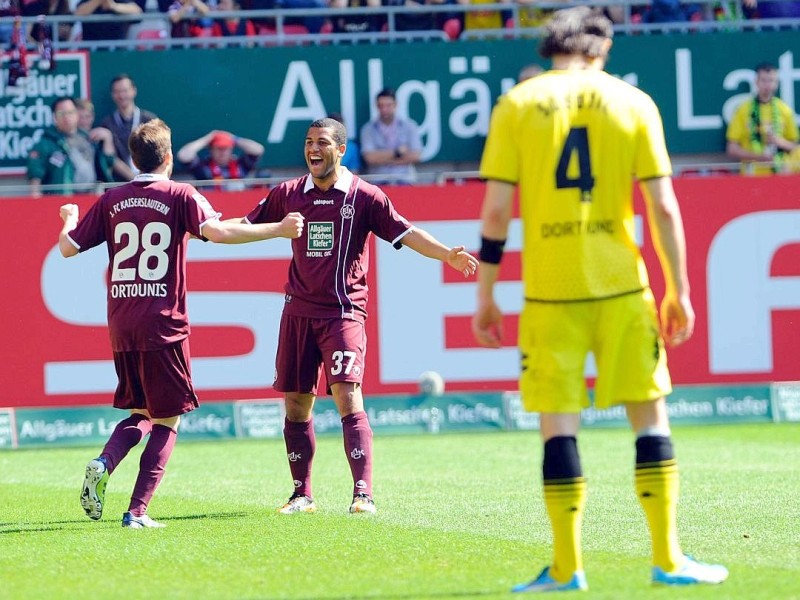 Meister gegen sicheren Absteiger: Beim 5:2-Erfolg von Borussia Dortmund ging der 1. FC Kaiserslautern nach Eigentor von Felipe Santana zunächst in Führung. Danach schlug Lucas Barrios gleich doppelt für den BVB zu und drehte damit das Spiel. Der Paraguayer markierte auch noch das 4:2. Außerdem trafen Mario Götze und Ivan Perisic. De Wit erzielte noch das zweite Tor für die roten Teufel.