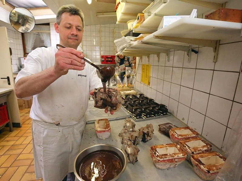 Bäckerei Struck , in der Backstube werden Bergbaumotive und Ruhrgebietsmotive aus Schokolade gefertigt ,   Foto: Stefan Arend / WAZ Fotopool Bäckerei Struck , in der Backstube werden Bergbaumotive und Ruhrgebietsmotive aus Schokolade gefertigt , Konditormeister Jörg Rehrmann gießt eine Lokomotive aus Schokolade,   Foto: Stefan Arend / WAZ Fotopool Bäckerei Strack , in der Backstube werden Bergbaumotive und Ruhrgebietsmotive aus Schokolade gefertigt , Inhaber Michael Strack,   Foto: Stefan Arend / WAZ Fotopool Bäckerei Strack , in der Backstube werden Bergbaumotive und Ruhrgebietsmotive aus Schokolade gefertigt , Konditormeister Jörg Rehrmann gießt eine Lokomotive aus Schokolade ,   Foto: Stefan Arend / WAZ Fotopool