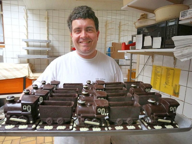 Bäckerei Struck , in der Backstube werden Bergbaumotive und Ruhrgebietsmotive aus Schokolade gefertigt ,   Foto: Stefan Arend / WAZ Fotopool Bäckerei Strack , in der Backstube werden Bergbaumotive und Ruhrgebietsmotive aus Schokolade gefertigt , Inhaber Michael Strack,   Foto: Stefan Arend / WAZ Fotopool Bäckerei Strack , in der Backstube werden Bergbaumotive und Ruhrgebietsmotive aus Schokolade gefertigt , Inhaber Michael Strack,   Foto: Stefan Arend / WAZ Fotopool