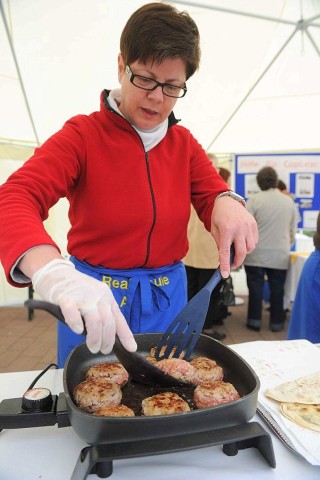 Am Sonntag 29.04.2012 gab es den Blumen- und Bauernmarkt auf dem Rathausparkplatz in Alpen.Im Bild: Silvia Knapp von der Realschule Alpen braet Frikadellen. Die Einnahmen werden fuer die Stadt Copceac in Moldavien gespendet.Foto: Markus Joosten / WAZ FotoPool