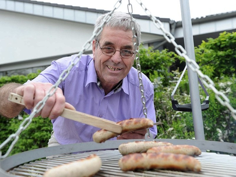 Am Sonntag 29.04.2012 gab es den Blumen- und Bauernmarkt auf dem Rathausparkplatz in Alpen.Im Bild: Johannes Broeckeler am Grill mit einer Bratwurst. Die Einnahmen werden fuer die Stadt Copceac in Moldavien gespendet.Foto: Markus Joosten / WAZ FotoPool