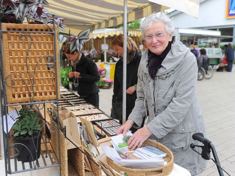 Am Sonntag 29.04.2012 gab es den Blumen- und Bauernmarkt auf dem Rathausparkplatz in Alpen.Foto: Markus Joosten / WAZ FotoPool