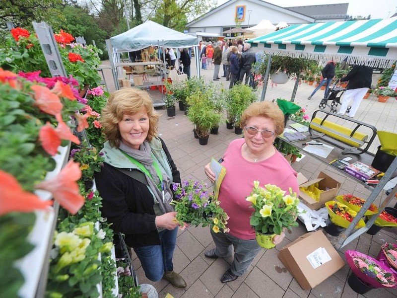 Am Sonntag 29.04.2012 gab es den Blumen- und Bauernmarkt auf dem Rathausparkplatz in Alpen.Im Bild: v.l. Heike Grefer-Fuchs aus Schermbeck verkauft Petunien an Gisela Hubert aus Alpen.Foto: Markus Joosten / WAZ FotoPool