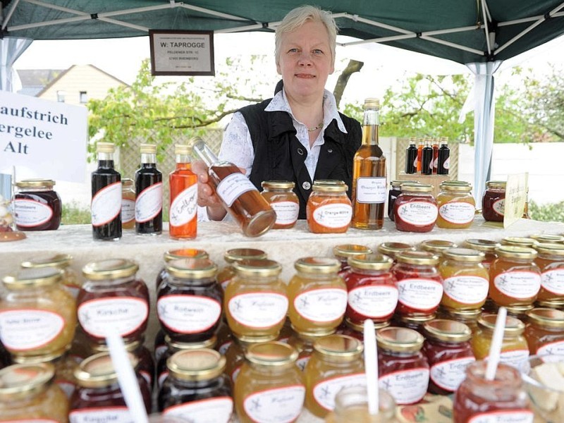 Am Sonntag 29.04.2012 gab es den Blumen- und Bauernmarkt auf dem Rathausparkplatz in Alpen.Im Bild: Elfriede Taprogge aus Rheinberg verkauft Brotaufstrich und Marmeladen.Foto: Markus Joosten / WAZ FotoPool