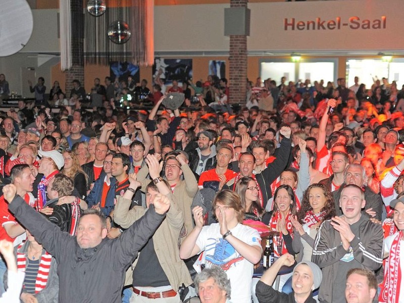 Public-Viewing im Henkel-Saal in der Düsseldorfer Altstadt.