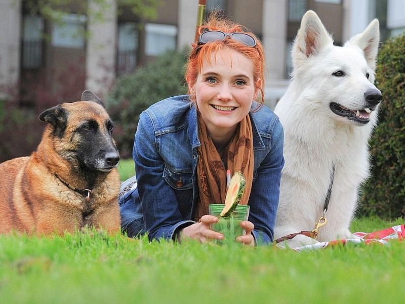 Die Messe Hund und Heimtier wird am Freitag, 11. Mai 2012, eröffnet. Zum Fototermin kam Ramona Teschner mit ihrem weißen Schäferhund "Aron" vor die Westfalenhalle.Foto: Franz Luthe