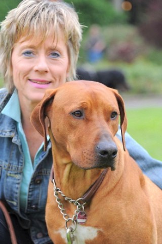 Die Messe Hund und Heimtier wird am Freitag, 11. Mai 2012, eröffnet. Zum Fototermin kam Ramona Teschner mit ihrem weißen Schäferhund "Aron" vor die Westfalenhalle.Foto: Franz Luthe