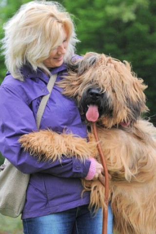 Die Messe Hund und Heimtier wird am Freitag, 11. Mai 2012, eröffnet. Zum Fototermin kam Ramona Teschner mit ihrem weißen Schäferhund "Aron" vor die Westfalenhalle.Foto: Franz Luthe