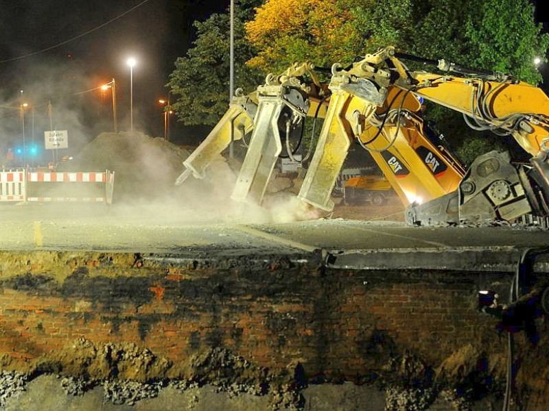 Am Freitag, den 11.05.2012 beginnen am Abend die Abrissarbeiten der beiden alten Brücken im Mercatorkreisel in Duisburg - Mitte. Im Rahmen des sechsspurigen Ausbaus der Autobahn A 59 wird auch der Verteiler umgestaltet. Für die Arbeiten ist die Autobahn von Freitag Abend bis vorraussichtlich Sonntag komplett gesperrt. Solange bis die neue Brücke wieder gebaut ist, ist eine Behelfsbrücke gebaut worden. Im Foto: Die Bagger arbeiten die ganze Nacht durchFoto: Stephan Eickershoff/WAZFotoPool