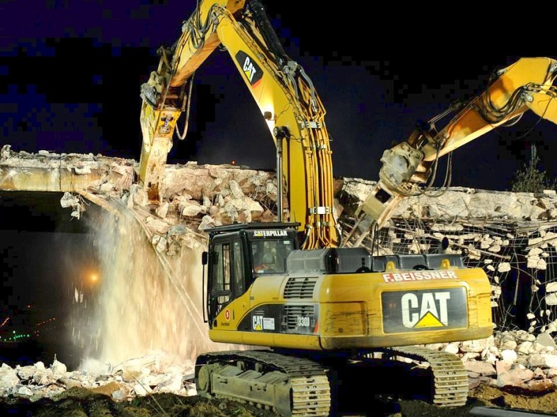 Am Freitag, den 11.05.2012 beginnen am Abend die Abrissarbeiten der beiden alten Brücken im Mercatorkreisel in Duisburg - Mitte. Im Rahmen des sechsspurigen Ausbaus der Autobahn A 59 wird auch der Verteiler umgestaltet. Für die Arbeiten ist die Autobahn von Freitag Abend bis vorraussichtlich Sonntag komplett gesperrt. Solange bis die neue Brücke wieder gebaut ist, ist eine Behelfsbrücke gebaut worden. Im Foto: Die Bagger arbeiten die ganze Nacht durchFoto: Stephan Eickershoff/WAZFotoPool