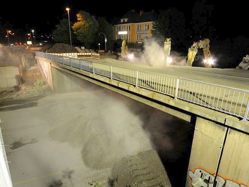 Am Freitag, den 11.05.2012 beginnen am Abend die Abrissarbeiten der beiden alten Brücken im Mercatorkreisel in Duisburg - Mitte. Im Rahmen des sechsspurigen Ausbaus der Autobahn A 59 wird auch der Verteiler umgestaltet. Für die Arbeiten ist die Autobahn von Freitag Abend bis vorraussichtlich Sonntag komplett gesperrt. Solange bis die neue Brücke wieder gebaut ist, ist eine Behelfsbrücke gebaut worden. Im Foto: Die Bagger arbeiten die ganze Nacht durchFoto: Stephan Eickershoff/WAZFotoPool