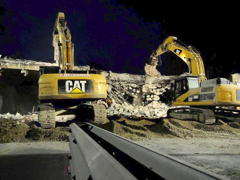 Am Freitag, den 11.05.2012 beginnen am Abend die Abrissarbeiten der beiden alten Brücken im Mercatorkreisel in Duisburg - Mitte. Im Rahmen des sechsspurigen Ausbaus der Autobahn A 59 wird auch der Verteiler umgestaltet. Für die Arbeiten ist die Autobahn von Freitag Abend bis vorraussichtlich Sonntag komplett gesperrt. Solange bis die neue Brücke wieder gebaut ist, ist eine Behelfsbrücke gebaut worden. Im Foto: Die Bagger arbeiten die ganze Nacht durchFoto: Stephan Eickershoff/WAZFotoPool