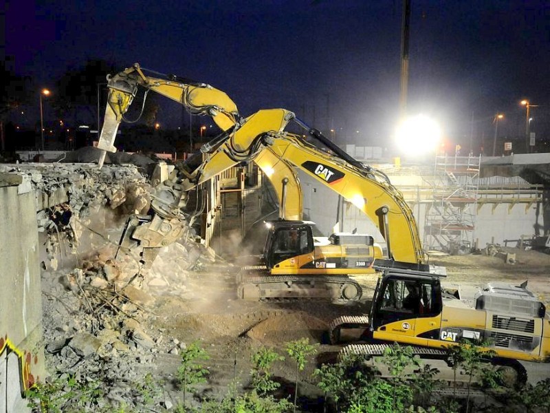 Am Freitag, den 11.05.2012 beginnen am Abend die Abrissarbeiten der beiden alten Brücken im Mercatorkreisel in Duisburg - Mitte. Im Rahmen des sechsspurigen Ausbaus der Autobahn A 59 wird auch der Verteiler umgestaltet. Für die Arbeiten ist die Autobahn von Freitag Abend bis vorraussichtlich Sonntag komplett gesperrt. Solange bis die neue Brücke wieder gebaut ist, ist eine Behelfsbrücke gebaut worden. Im Foto: Die Bagger arbeiten die ganze Nacht durchFoto: Stephan Eickershoff/WAZFotoPool