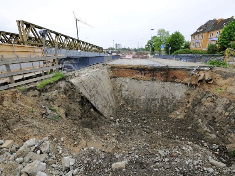 Am Freitag, den 11.05.2012 beginnen am Abend die Abrissarbeiten der beiden alten Brücken im Mercatorkreisel in Duisburg - Mitte. Im Rahmen des sechsspurigen Ausbaus der Autobahn A 59 wird auch der Verteiler umgestaltet. Für die Arbeiten ist die Autobahn von Freitag Abend bis vorraussichtlich Sonntag komplett gesperrt. Solange bis die neue Brücke wieder gebaut ist, ist eine Behelfsbrücke gebaut worden. Im Foto: Gegen 19 Uhr stehen die Brücken nochFoto: Stephan Eickershoff/WAZFotoPool