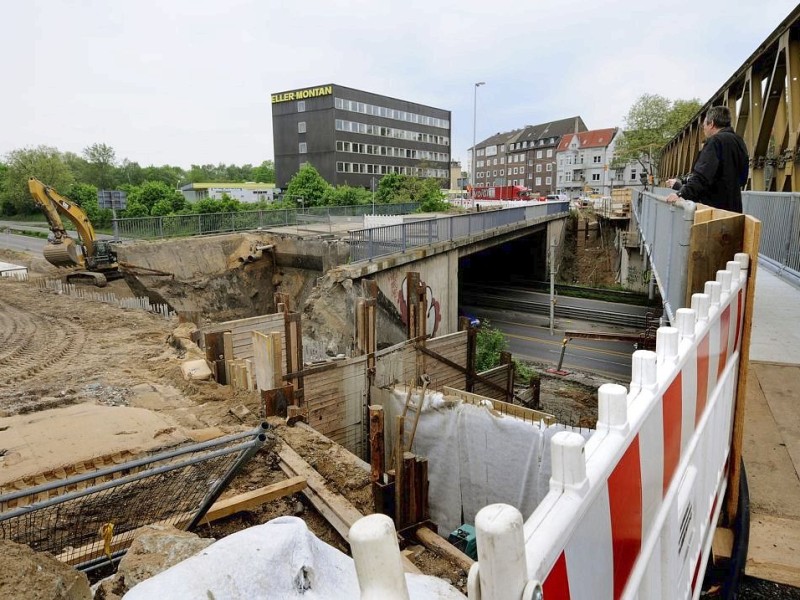 Am Freitag, den 11.05.2012 beginnen am Abend die Abrissarbeiten der beiden alten Brücken im Mercatorkreisel in Duisburg - Mitte. Im Rahmen des sechsspurigen Ausbaus der Autobahn A 59 wird auch der Verteiler umgestaltet. Für die Arbeiten ist die Autobahn von Freitag Abend bis vorraussichtlich Sonntag komplett gesperrt. Solange bis die neue Brücke wieder gebaut ist, ist eine Behelfsbrücke gebaut worden. Im Foto: Gegen 19 Uhr stehen die Brücken nochFoto: Stephan Eickershoff/WAZFotoPool