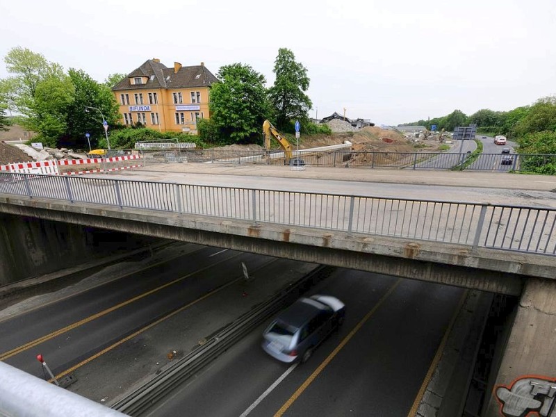 Am Freitag, den 11.05.2012 beginnen am Abend die Abrissarbeiten der beiden alten Brücken im Mercatorkreisel in Duisburg - Mitte. Im Rahmen des sechsspurigen Ausbaus der Autobahn A 59 wird auch der Verteiler umgestaltet. Für die Arbeiten ist die Autobahn von Freitag Abend bis vorraussichtlich Sonntag komplett gesperrt. Solange bis die neue Brücke wieder gebaut ist, ist eine Behelfsbrücke gebaut worden. Im Foto: Gegen 19 Uhr stehen die Brücken nochFoto: Stephan Eickershoff/WAZFotoPool