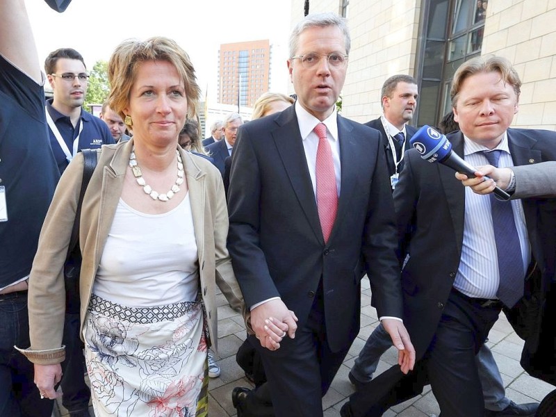 Norbert Roettgen, top candidate of the Christian Democratic Union party (CDU) and his wife Ebba Herfs-Roettgen arrive at the state parliament for the first exit polls after the North Rhine-Westphalia (NWR) federal state elections in Duesseldorf May 13, 2012. REUTERS/Fabrizio Bensch (GERMANY  - Tags: POLITICS ELECTIONS)