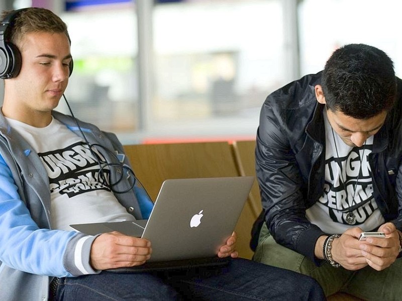 Am Dienstag 15.05.2012 starteten die 5 Nationalspieler von Borussia Dortmund vom Dortmunder Flughafen ins Trainingslager auf Sardinien. mario Götze und Ilkay Gündogan.Foto: Knut Vahlensieck