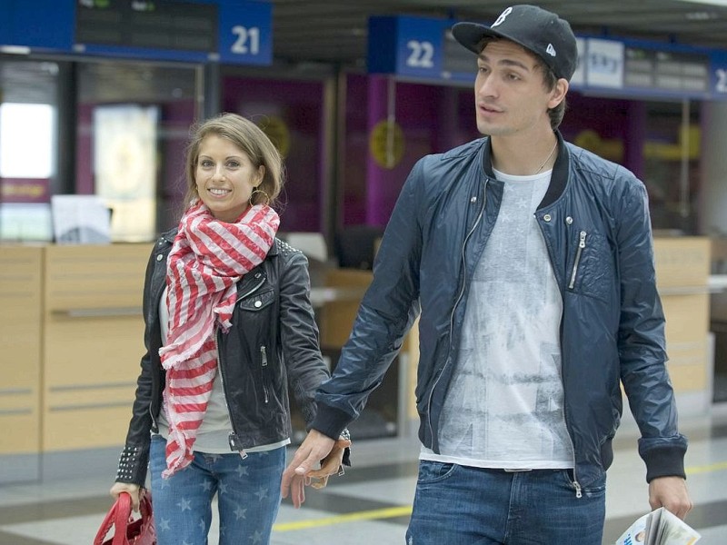 Am Dienstag 15.05.2012 starteten die 5 Nationalspieler von Borussia Dortmund vom Dortmunder Flughafen ins Trainingslager auf Sardinien. Mats Hummels mit Freundin Cathy Fischer.Foto: Knut Vahlensieck