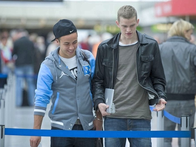 Am Dienstag 15.05.2012 starteten die 5 Nationalspieler von Borussia Dortmund vom Dortmunder Flughafen ins Trainingslager auf Sardinien. Mario Götze und Sven Bender.Foto: Knut Vahlensieck