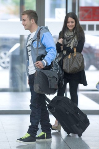 Am Dienstag 15.05.2012 starteten die 5 Nationalspieler von Borussia Dortmund vom Dortmunder Flughafen ins Trainingslager auf Sardinien. Mario Götze und Hummels Freundin Cathy Fischer.Foto: Knut Vahlensieck