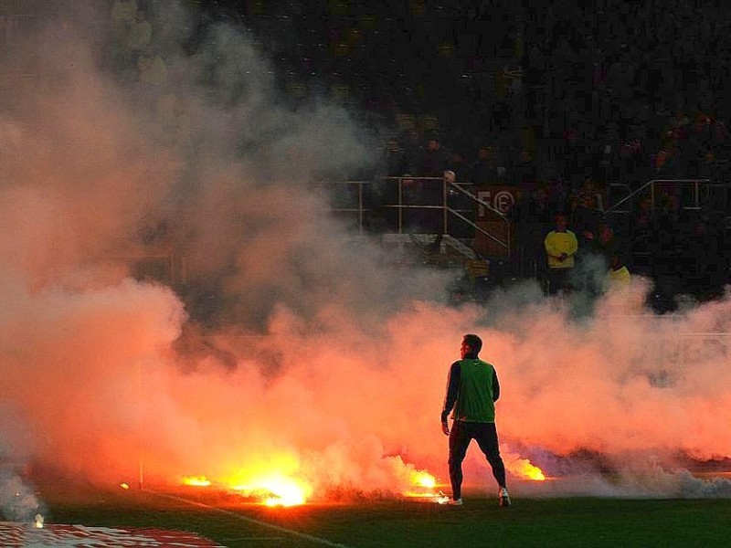 Berliner Fans warfen bengalische Feuer auf den Platz.