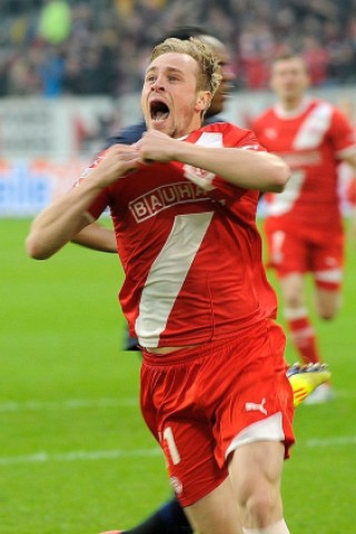 Maximilian Beister freut sich über sein Tor zum 1:0 für Düsseldorf in der 1. Minute.