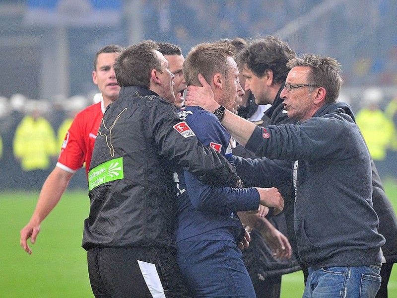 Düsseldorf-Fans stürmen den Platz noch vor Spielschluss.