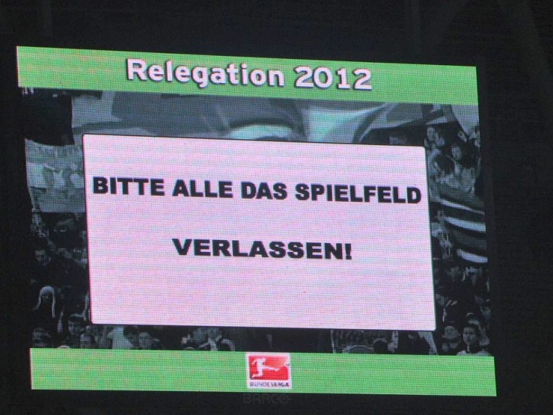 Düsseldorf-Fans stürmen den Platz noch vor Spielschluss.