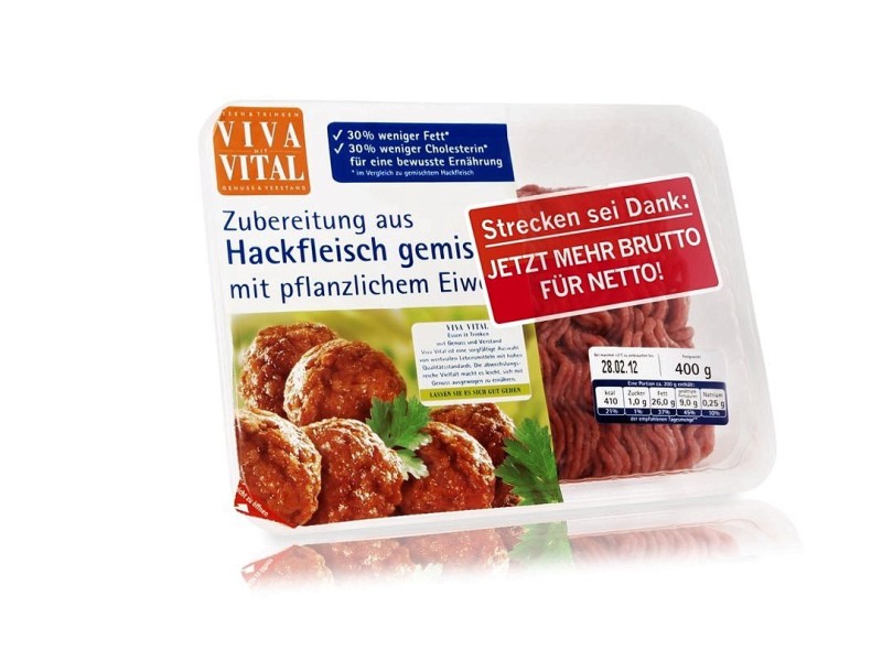 Das Viva Vital Hackfleisch von Netto ist den Verbraucherschützern zufolge mit Wasser gestreckt. 30 Prozent Fleisch würden durch mithilfe von Weizen schnittfest gemachtes Wasser ersetzt. Der Werbehinweis 30 Prozent weniger Fett sei damit eine logische Folge des Streckens und rechtfertige nicht den Preisaufschlag von mehr als 30 Prozent.