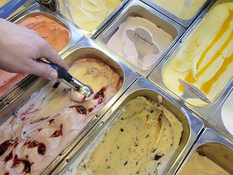 Am Montag, 27.06.2011, sieht man verschiedene Eissorten in der Eisdiele Lohschelder in Wesel. Ein Mitarbeiter formt eine Kugel für einen Eisbecher.  Foto : Markus Weißenfels / WAZ FotoPool