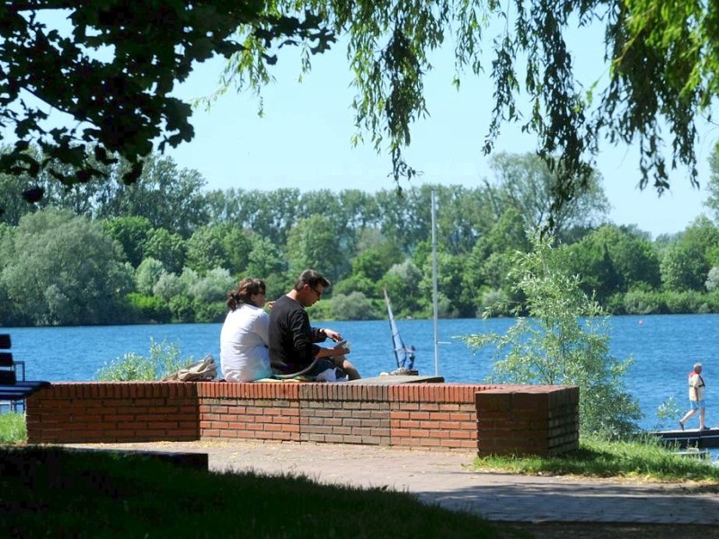 Am Freitag, 25.05.2012, blickt ein Paar auf die Xantener Nordsee. Bei schönem Wetter hat sich das Paar auf einer Mauer in Xanten zu einem Picknick niedergelassen.  Foto : Markus Weißenfels / WAZ FotoPool