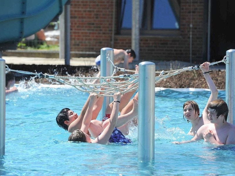 Am Freitag 25.04.2012 um 14:00 Uhr wurde das Freibad Pappelsee an der Bertastrasse in Kamp-Lintort eroeffnet.Foto: Markus Joosten / WAZ FotoPool